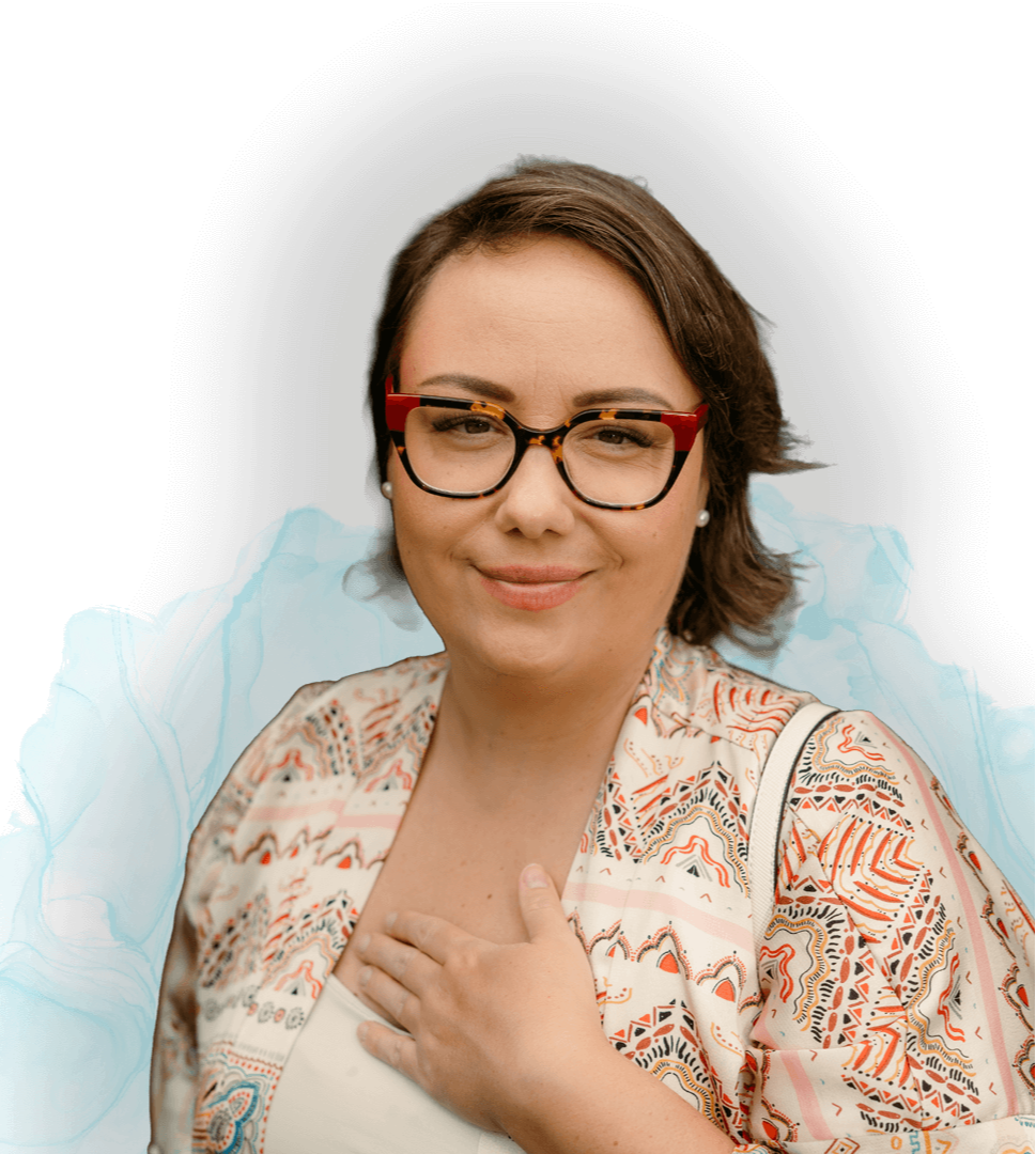 Vas Tímea bizalomkeltő tekintettel, a Nagylevegő trauma-szenzitív légzésterápiás facilitátor képzés arculatában, kék háttér előtt