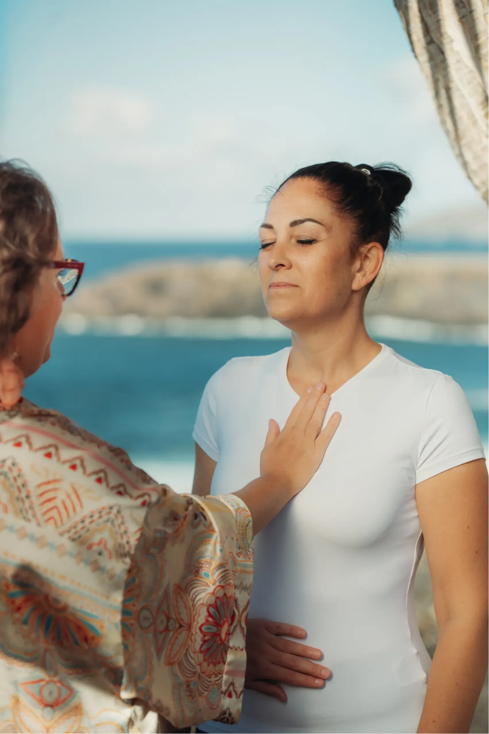 Légzésfacilitátor segíti a tudatos légzést a Nagylevegő légzésképzésen tengerparti környezetben.