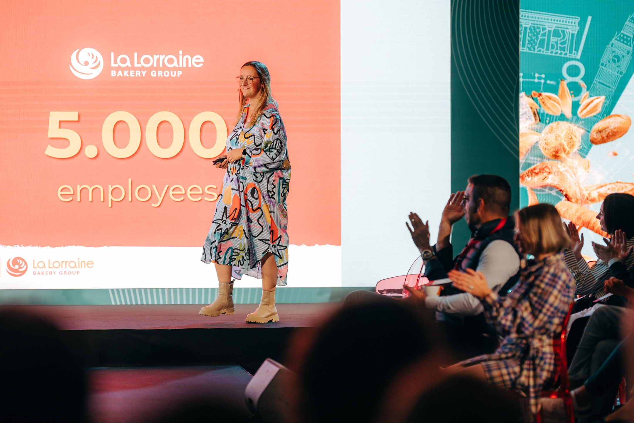 Emma Declerck op het podium als AI keynote speaker