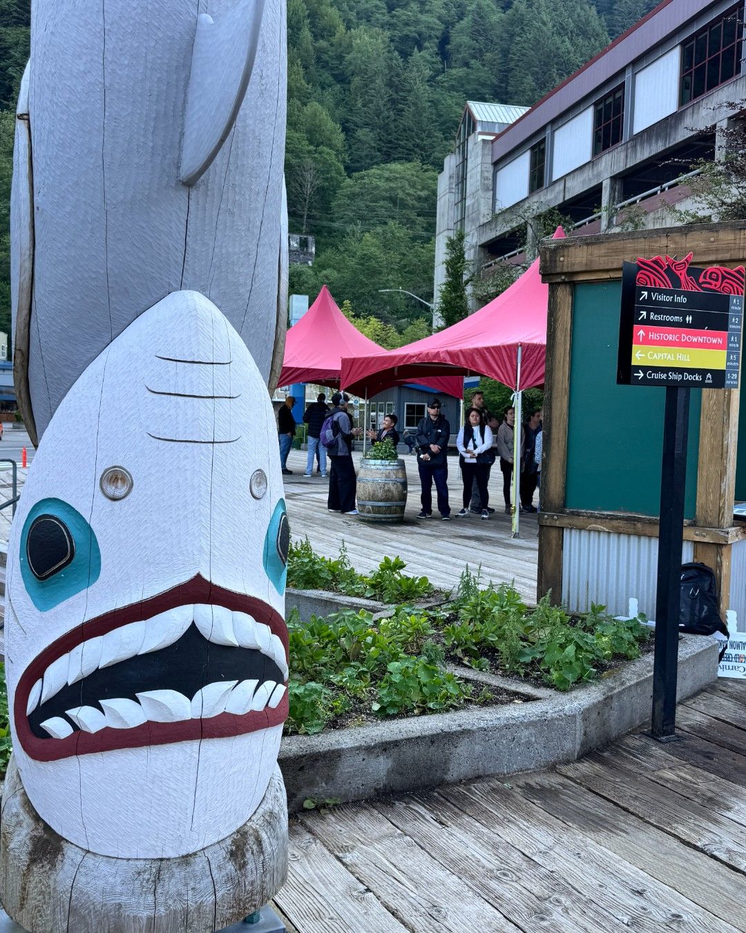 Juneau Cruise Port: Totem pole on the boardwalk