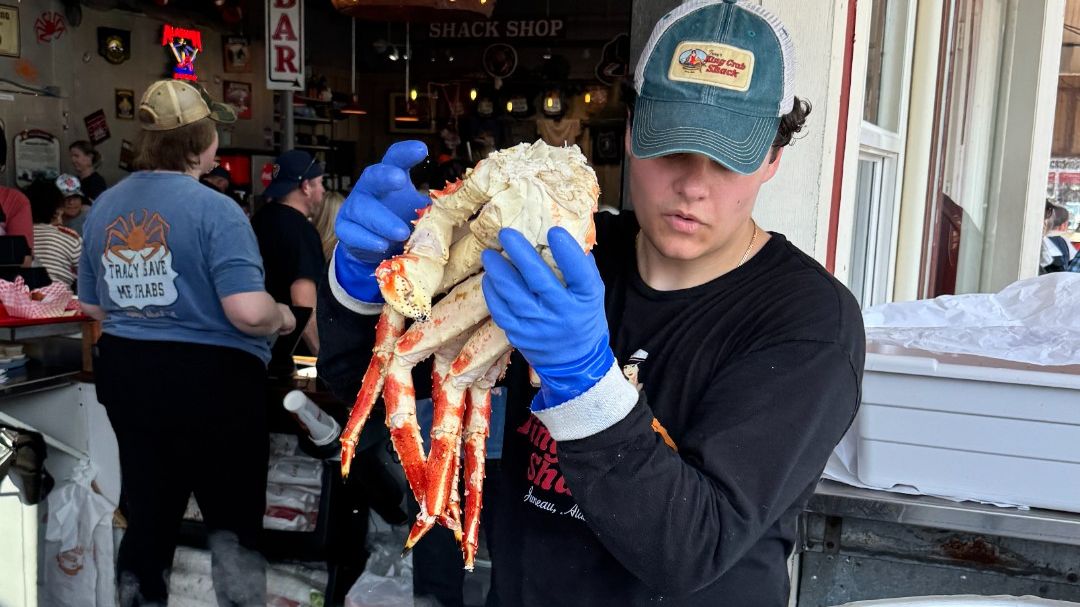 Juneau Cruise Port: Staff cooking fresh crab at the famous Tracy’s King Crab Shack.