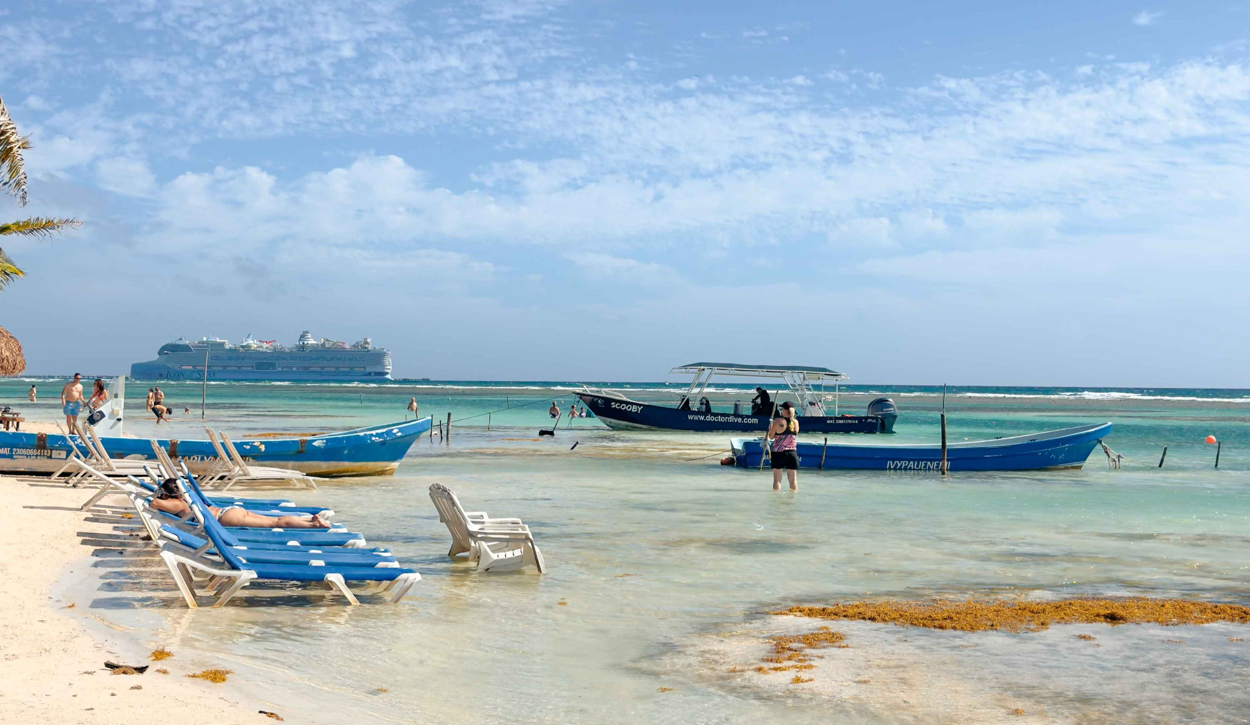 Nacional Beach Club: Loungers on the sand with ocean views and cruise ships in the distance