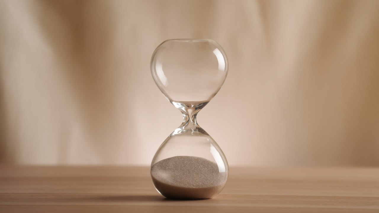 Zandloper die het tempo van persoonlijke ontwikkeling en heling weerspiegelt.