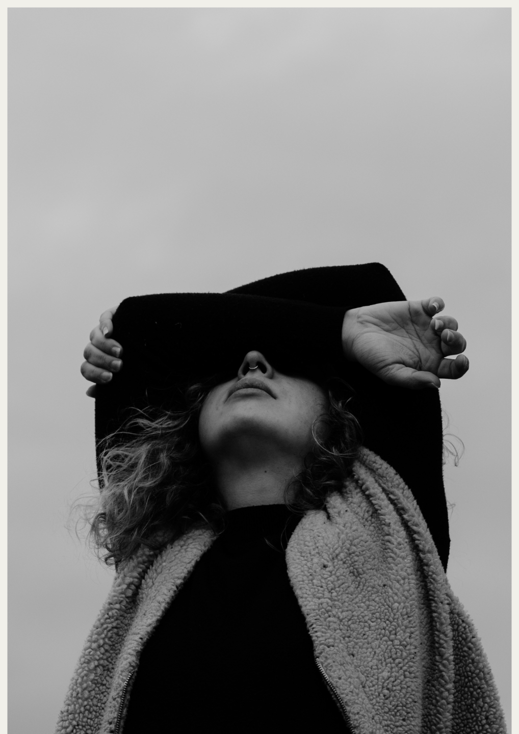 Vrouw die rust zoekt en stopt met vechten tegen zichzelf.