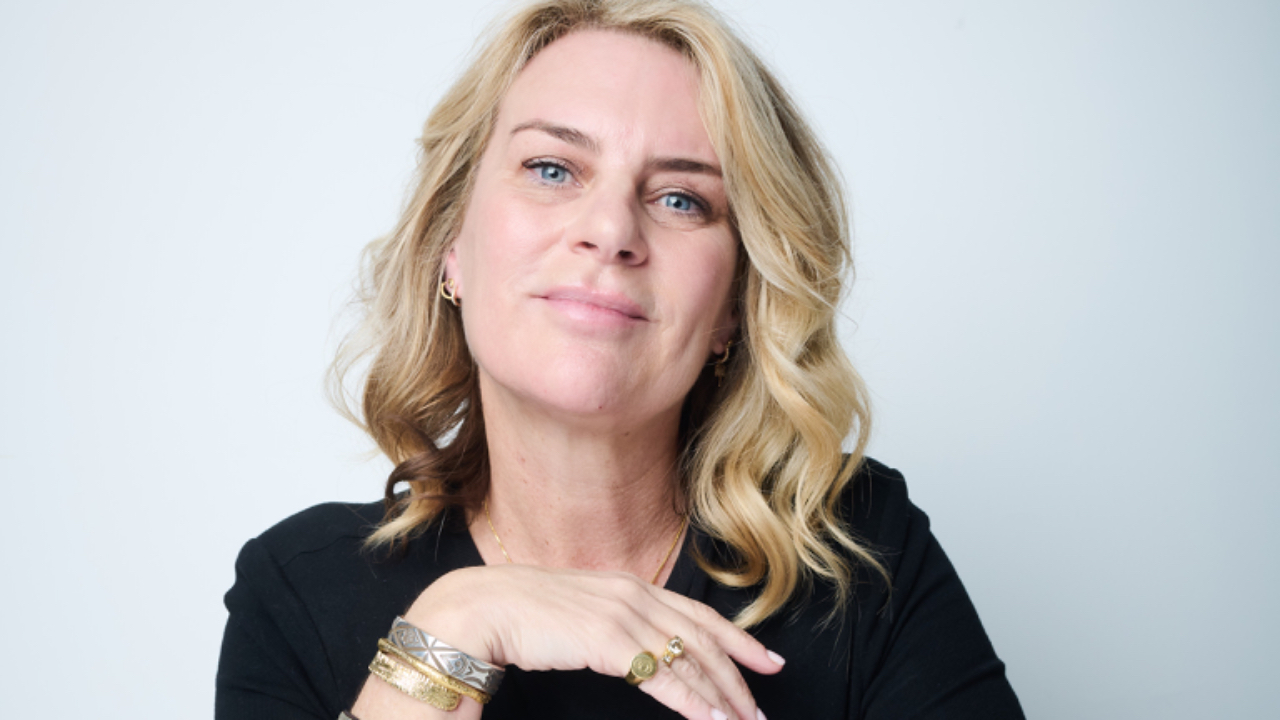 Caroline Beresford, a professional ADHD coach, smiling and ready to help you with personalised strategies