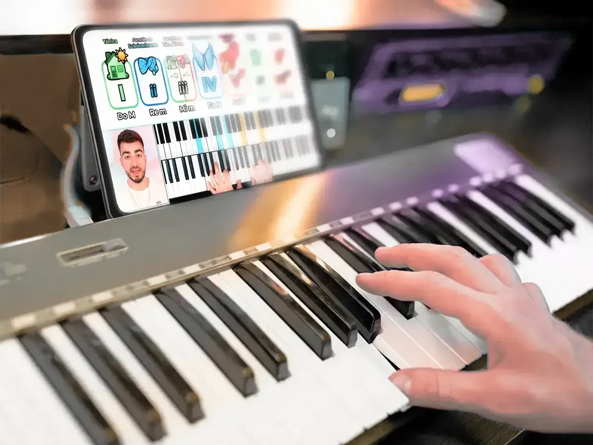 Tocando el piano viendo Musihacks