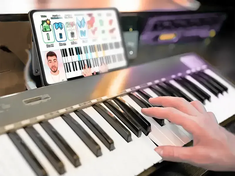 Tocando el piano viendo Musihacks