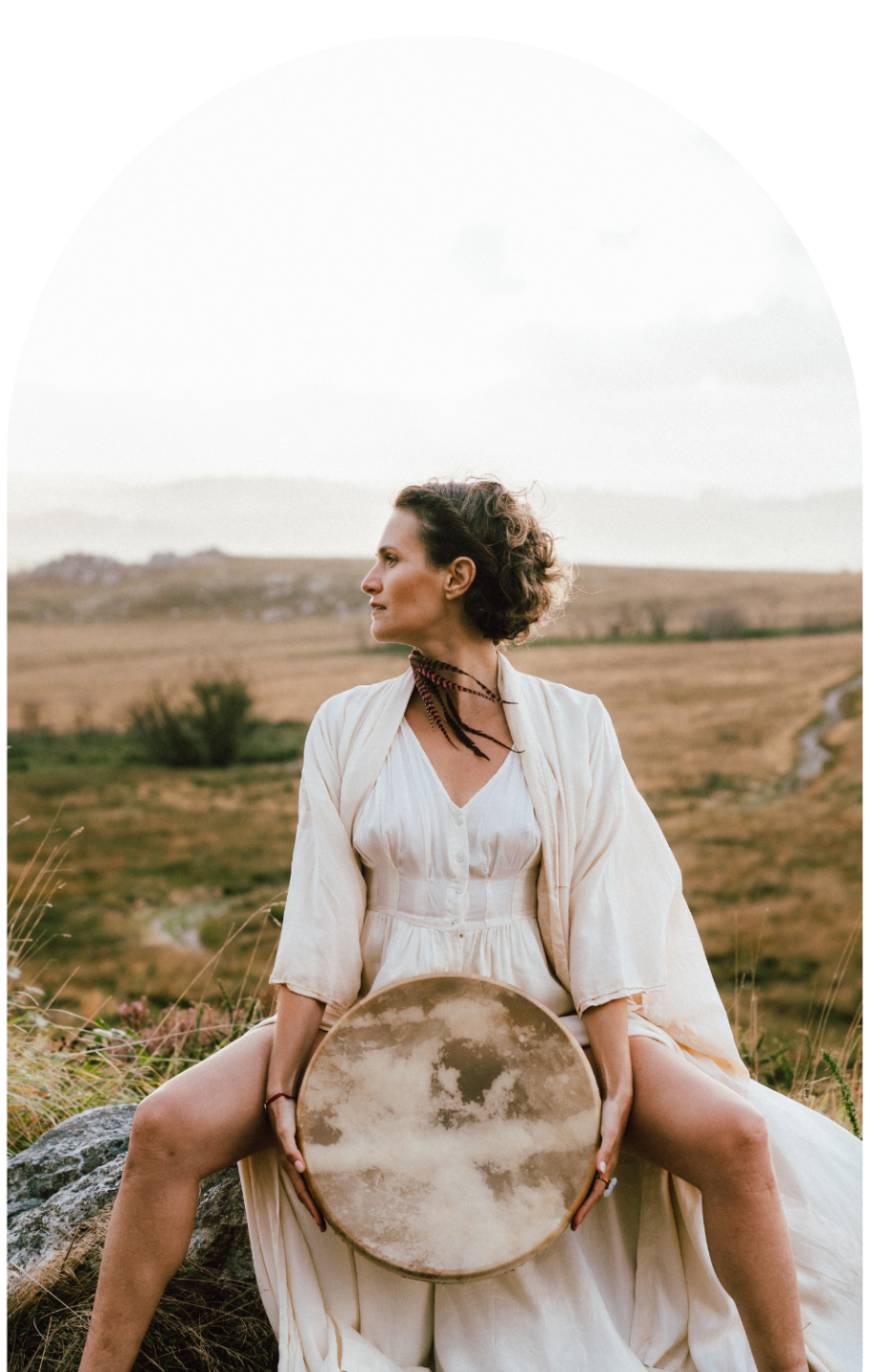 Modèle anatomique de l’utérus sur lin froissé, calendrier et fleurs, lumière naturelle