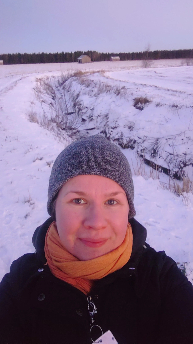 Hanna Martikainen opettaa käsitasapainoiluja ja inversioita