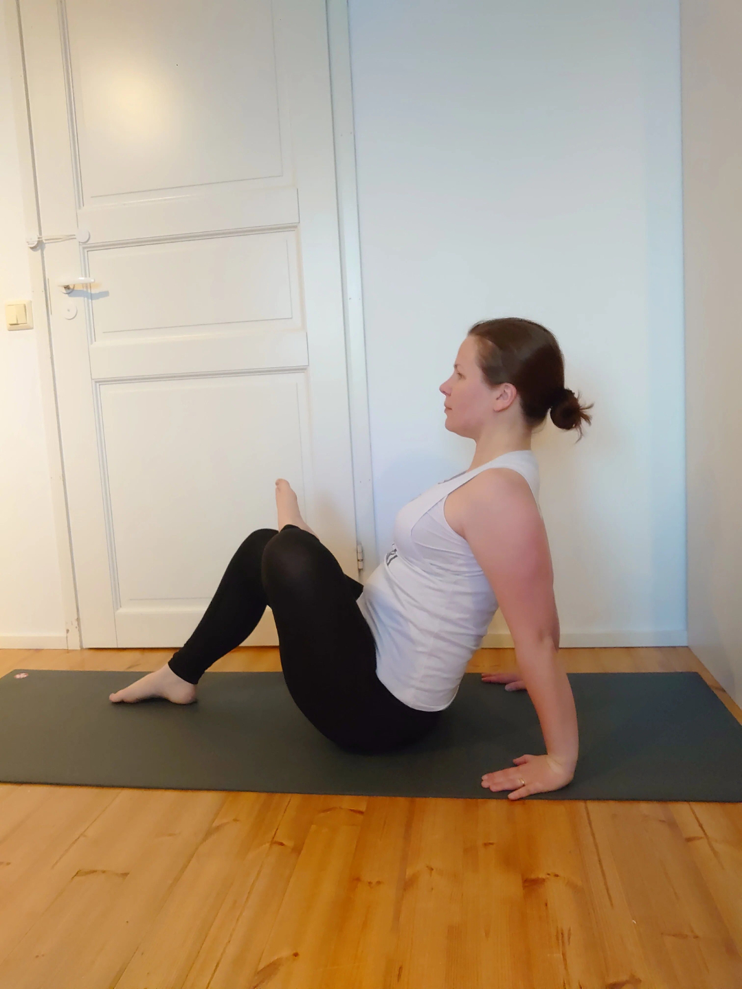 Hanna Martikainen opettaa joogaa etänä ja Oulun seudulla