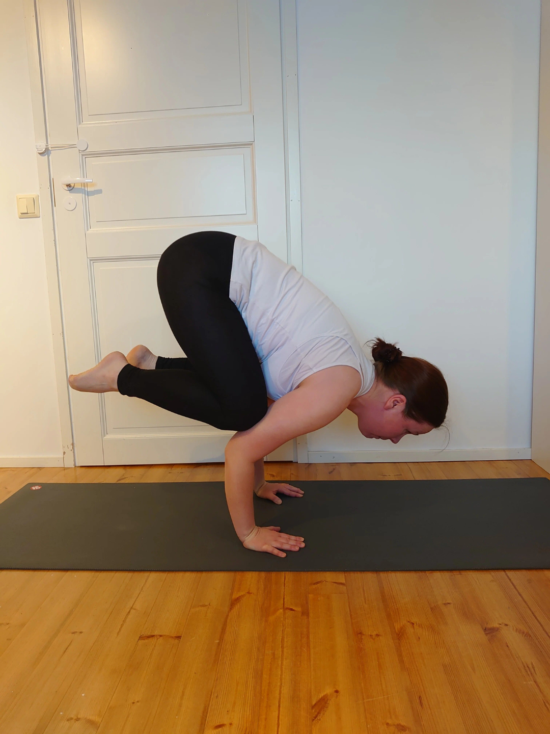 Hanna Martikainen tarjoaa verkkokurssin joogan kotiharjoitteluun