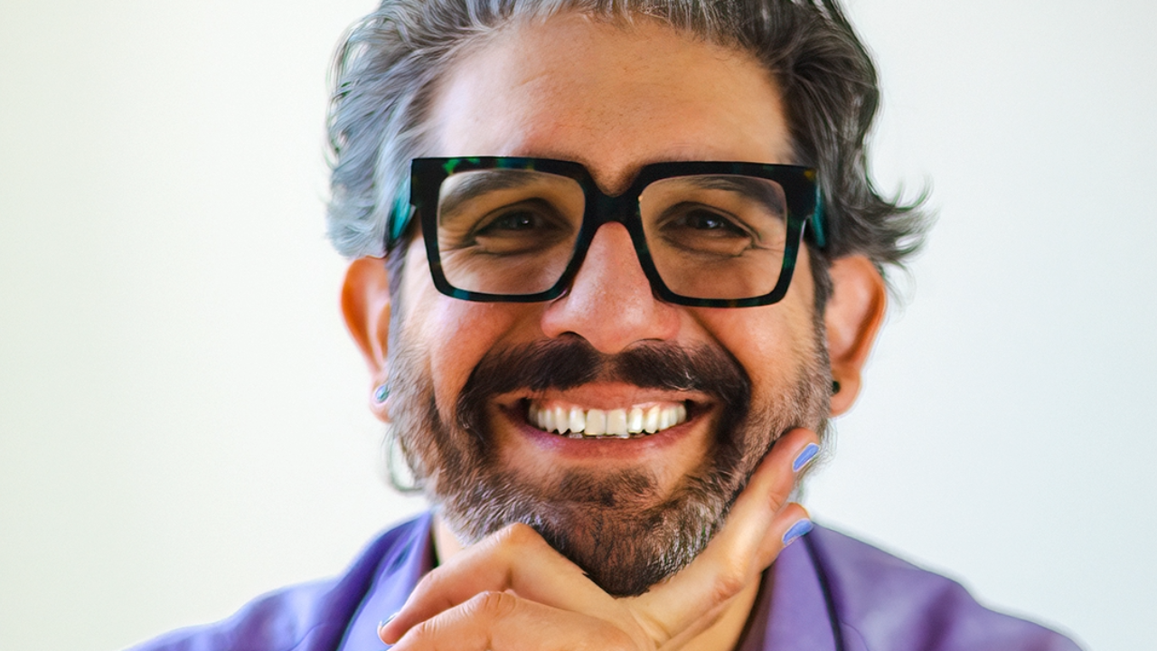 Man smiling at camera. David F Khalili, LMFT couples and sex therapist Rouse Relational Wellness and Rouse Academy