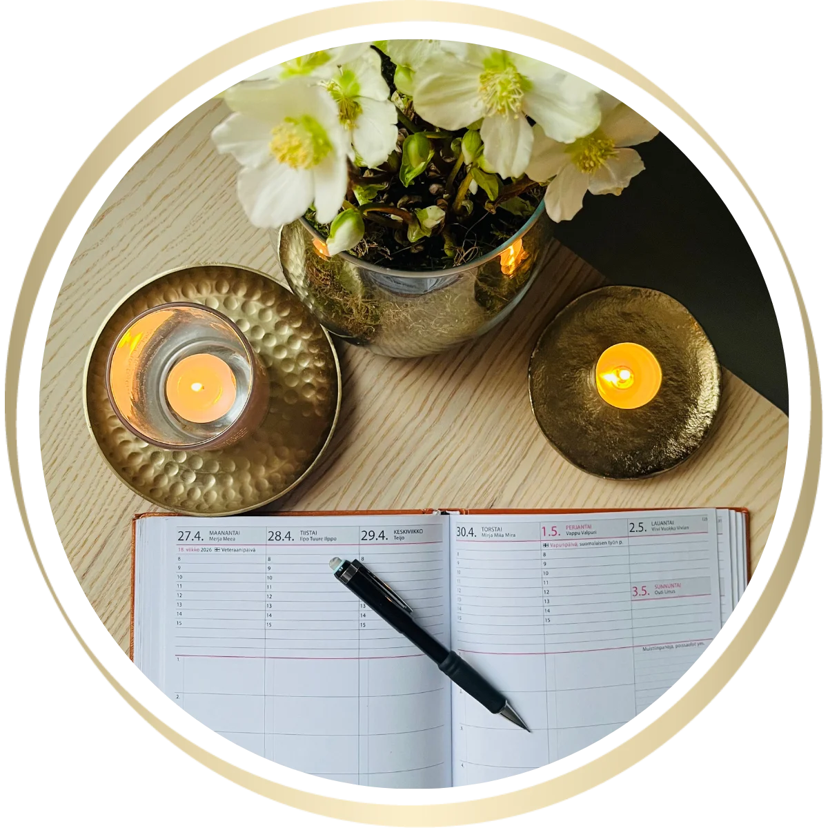 kynttilöitä ja avoin kalenteri