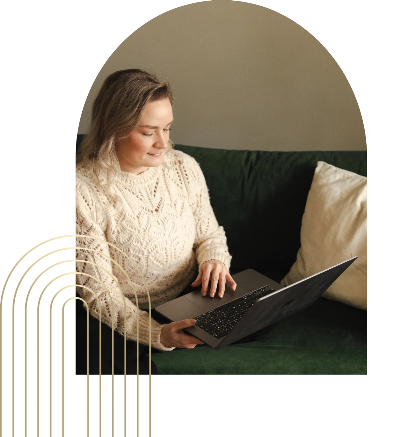 psyykkisen hyvinvoinnin verkkovalmennuksen oppilas käymässä läpi valmennusmateriaalia tietokoneella