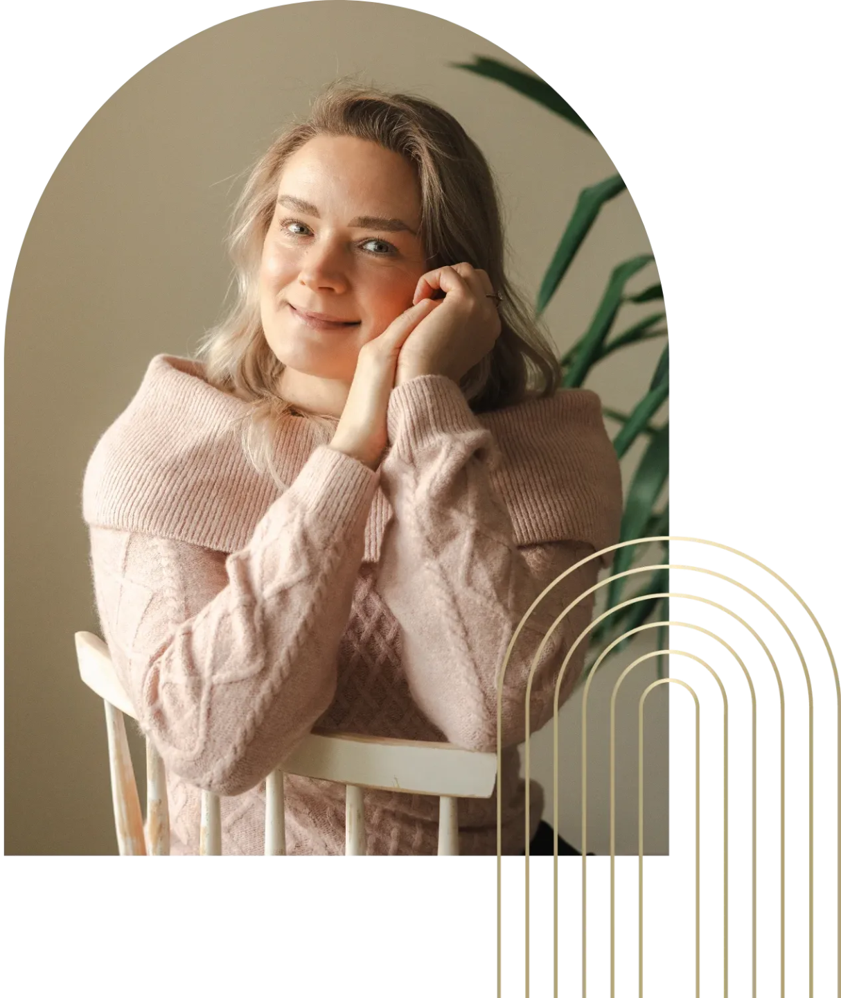 psyykkisen hyvinvoinnin verkkokurssin valmentaja istuu hymyillen tuolilla