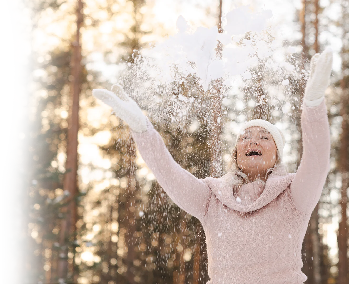 iloinen psyykkisen hyvinvoinnin valmentaja heittämässä lunta ilmaan ulkona