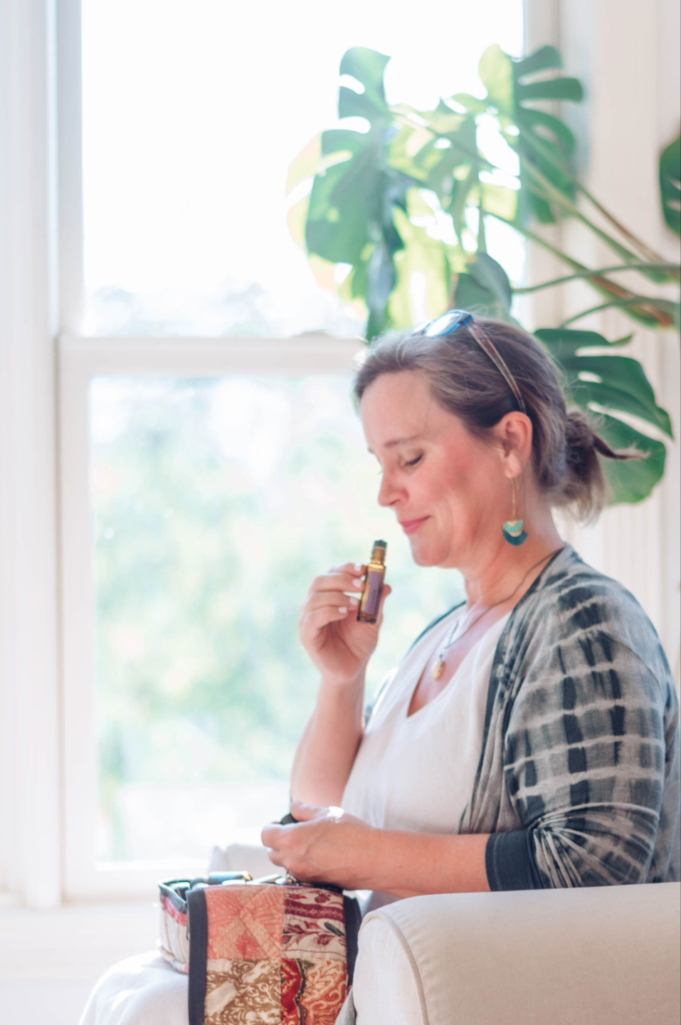 Kvinne drikker grønn næringsrik morgenrutinedrikk – naturlig velvære for kvinner 40+