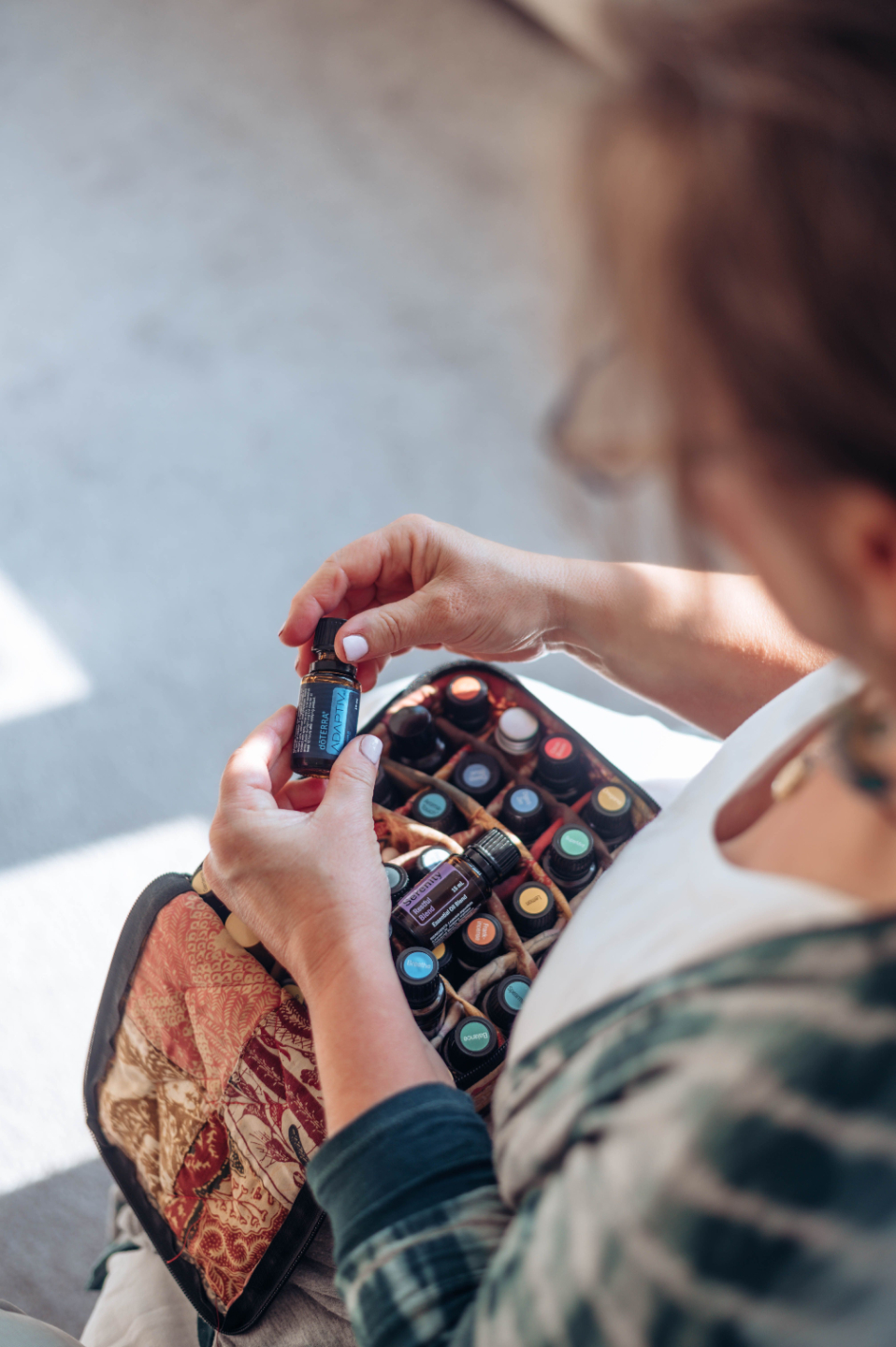 Kvinne drikker grønn næringsrik morgenrutinedrikk – naturlig velvære for kvinner 40+