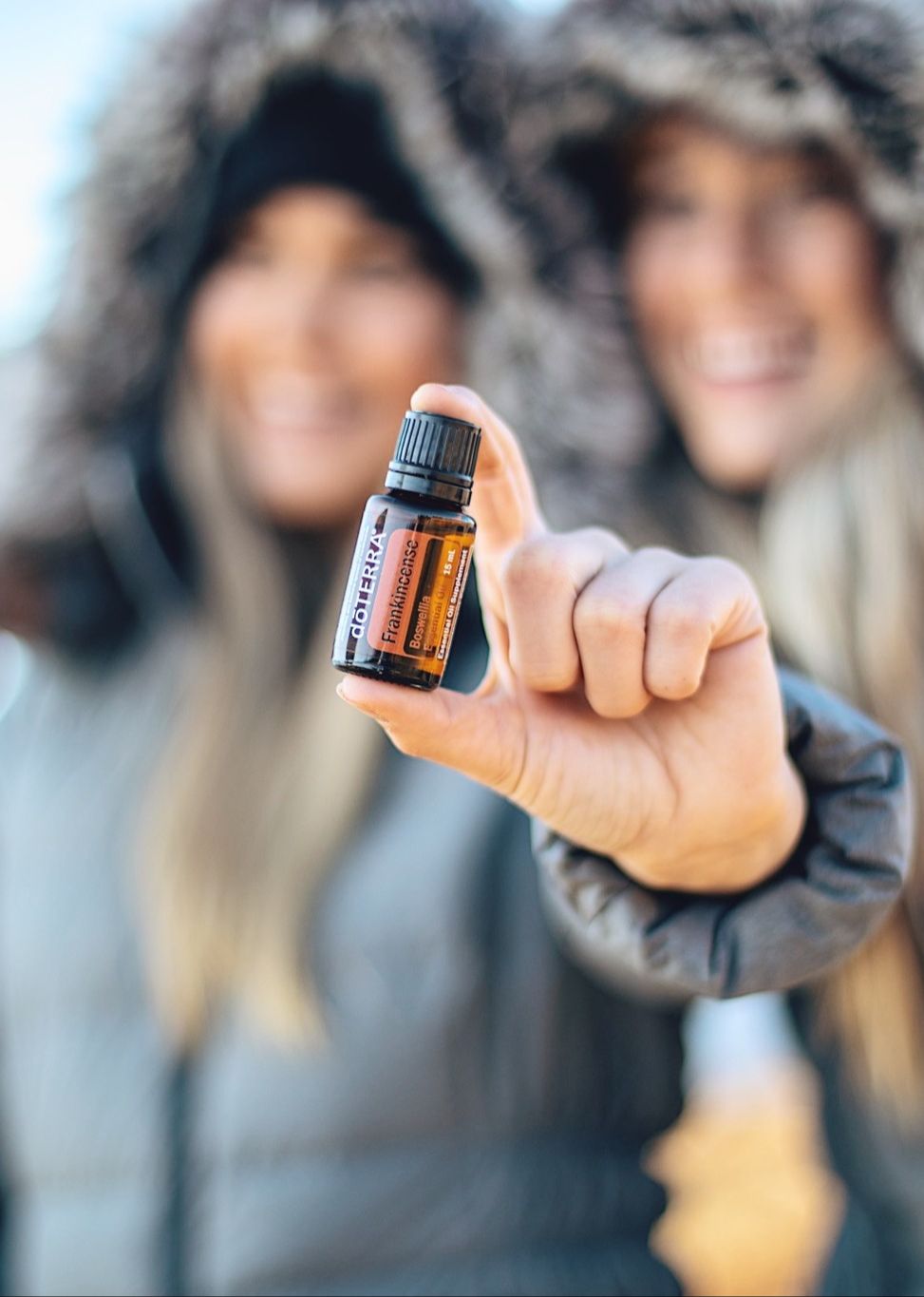 Kvinne drikker grønn næringsrik morgenrutinedrikk – naturlig velvære for kvinner 40+