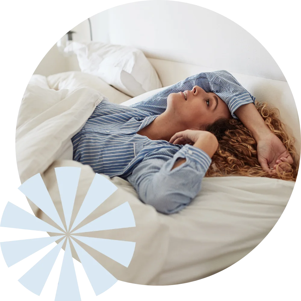 yöllä heräilevä ja univaikeuksista kärsivä henkilö sängyssä