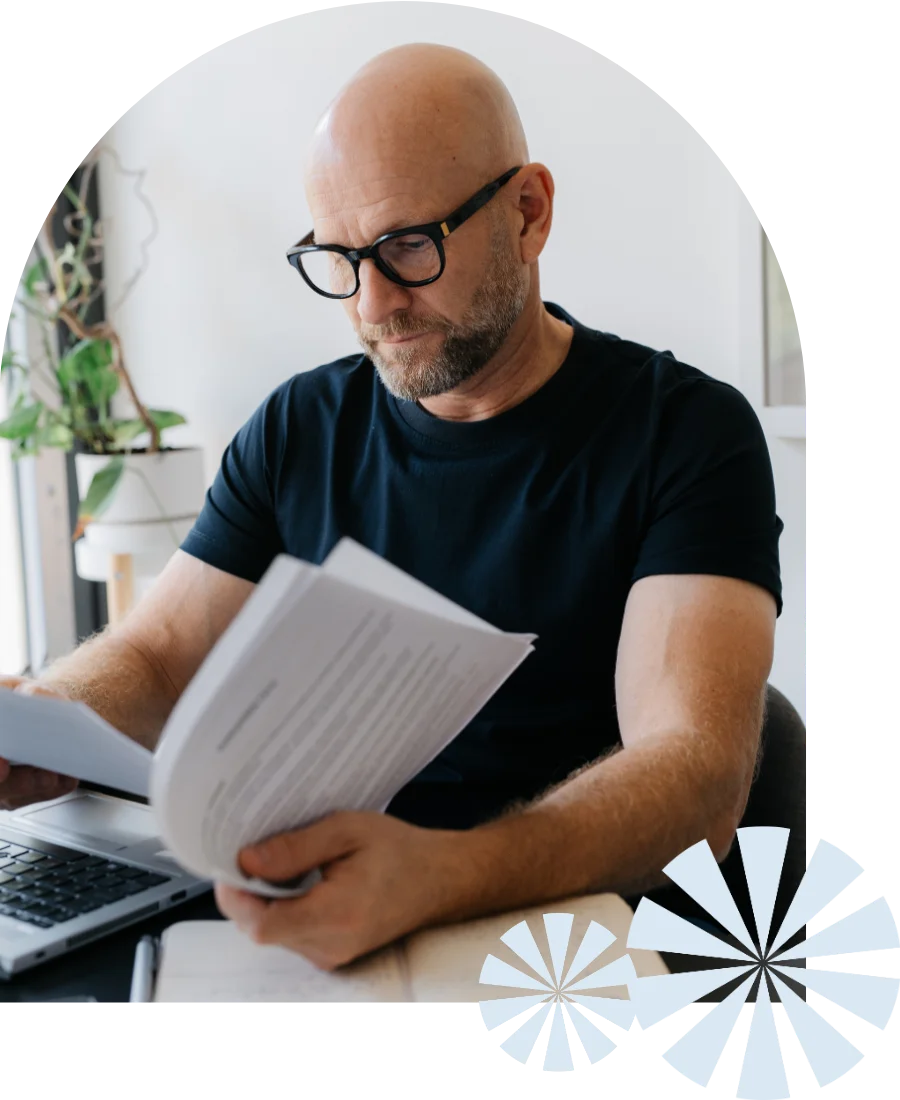 unilääkäri selaamassa papereita