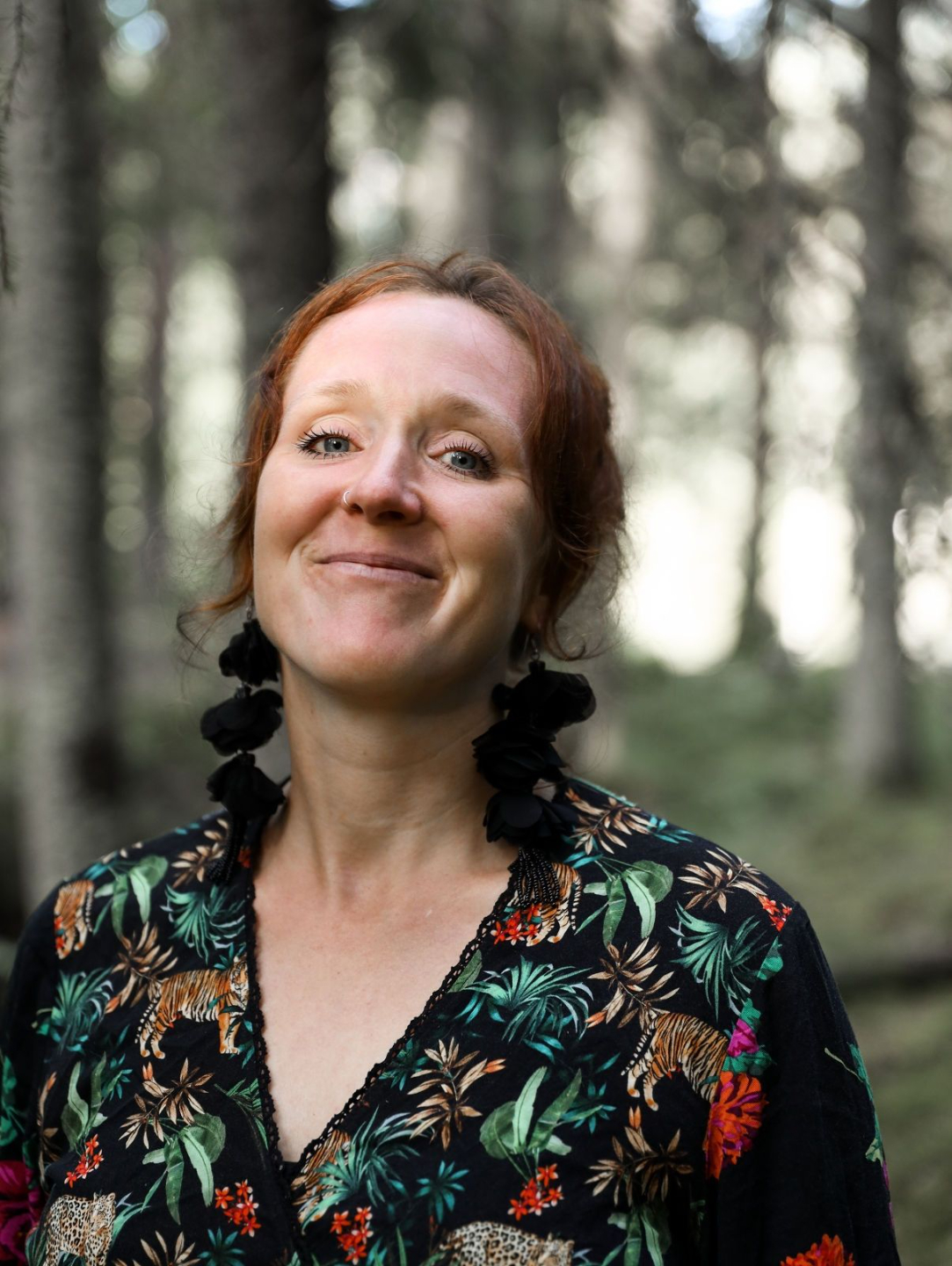 parisuhtekouluttajat onnellisina metsässä