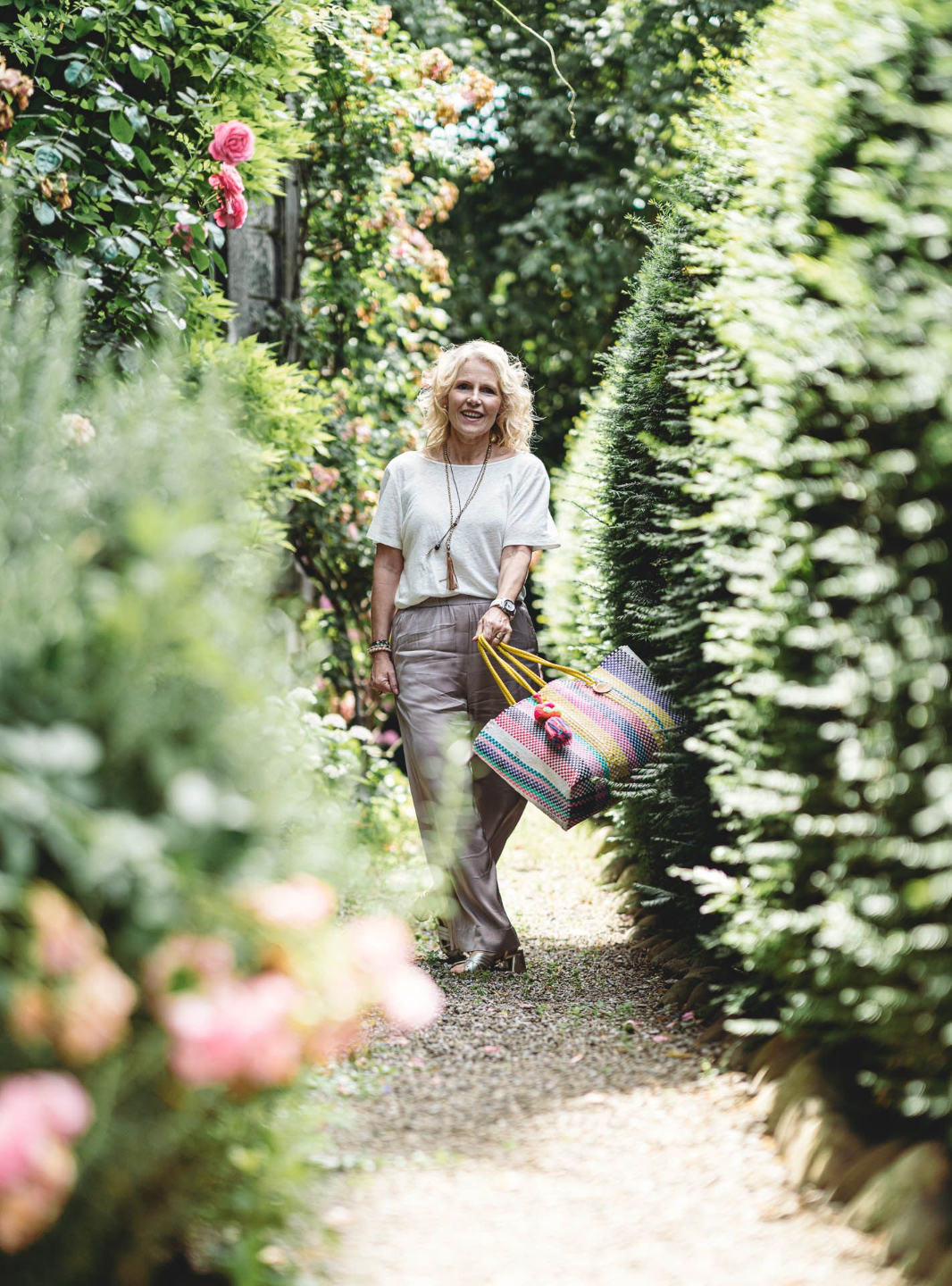 Karin Arigoni in der Natur mit Einkaufstasche