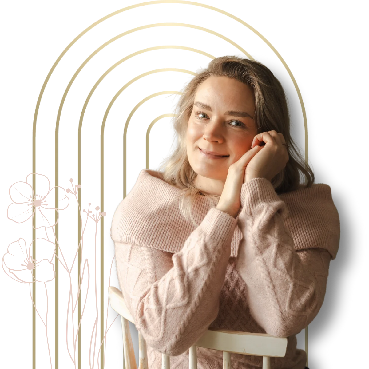 Naisten hyvinvointivalmentaja ja verkkokurssikouluttaja nojaa tuolin selkänojan yli hymyillen kameraan