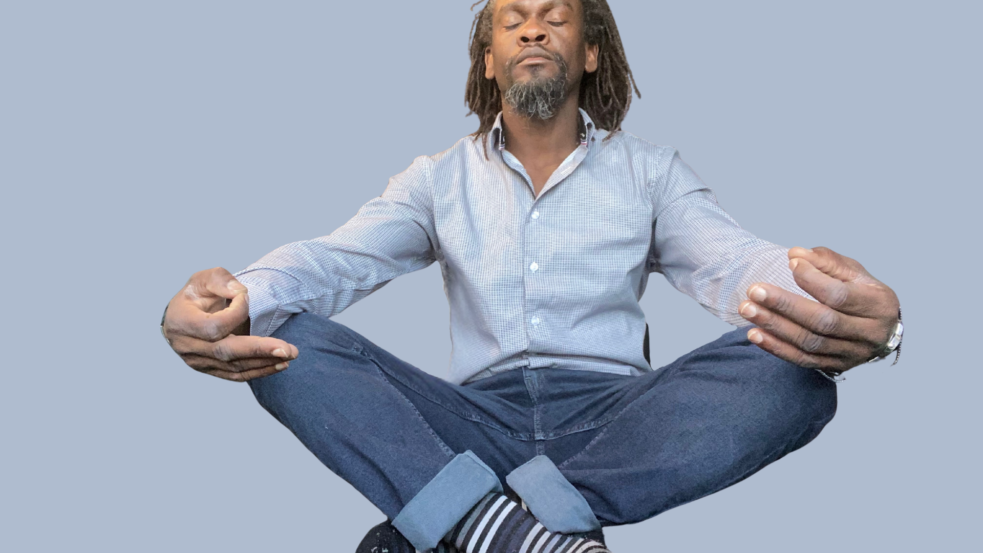 Michel-Ange NICOLAS (MANIC) en méditation dans la nature, au bureau