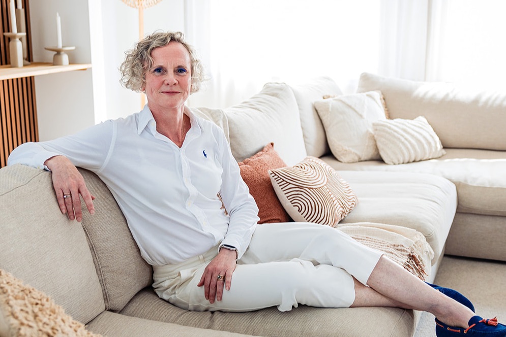 Jet op bank, kijkt recht in camera