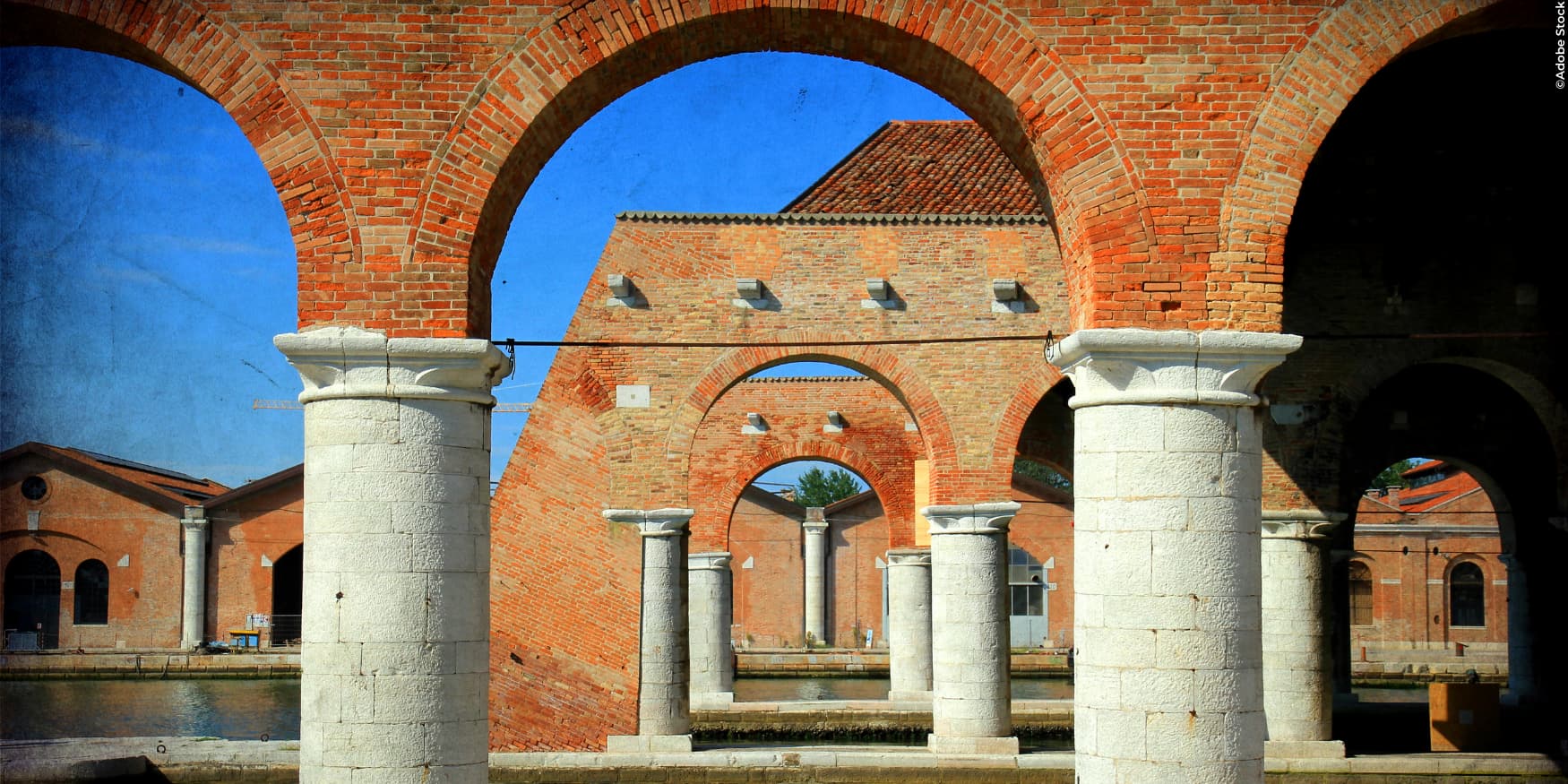 gevel met aankondiging van de Biënnale van Venetië