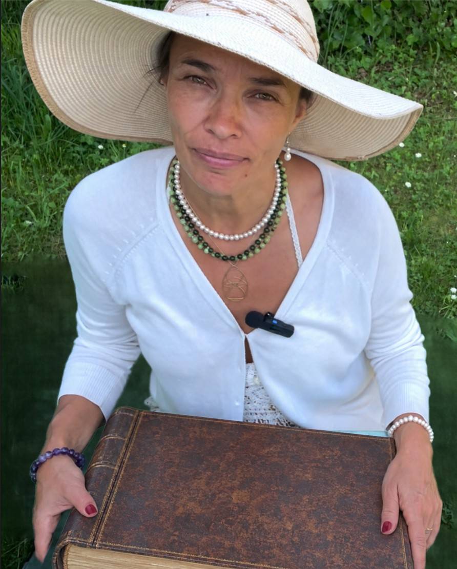 Genia mit weißem Hut