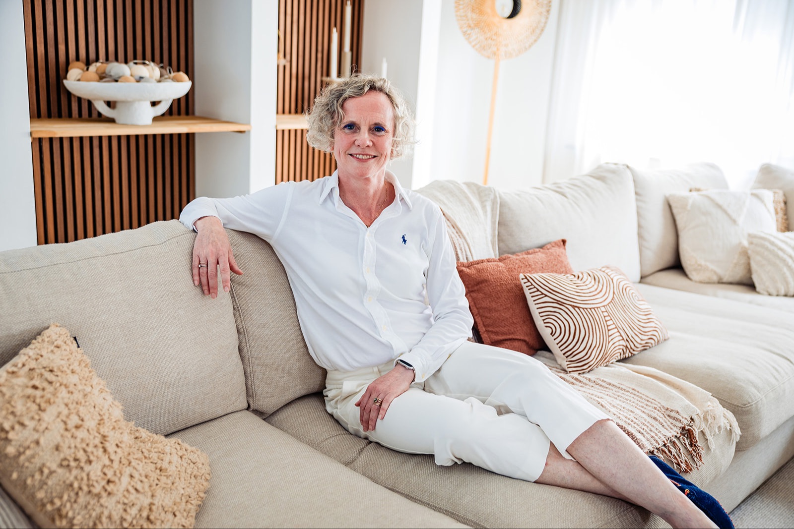 Jet zit op bank en kijkt in camera