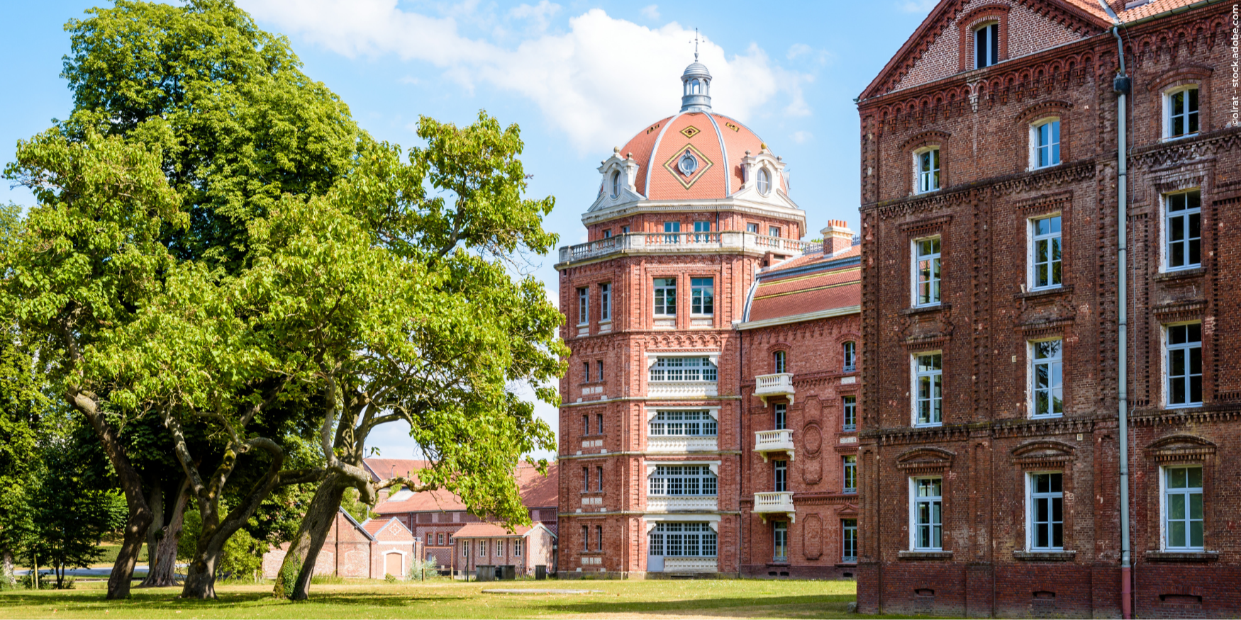 Familistère van Guise met plein en bomen op de voorgrond