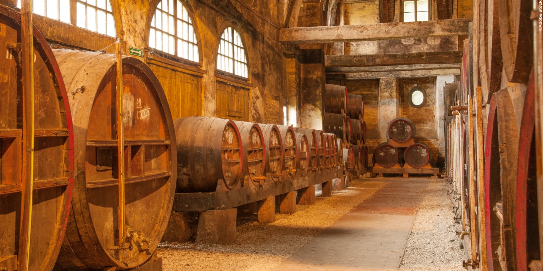 kelder met eikenhouten met Calvados in Normandië, Frankrijk