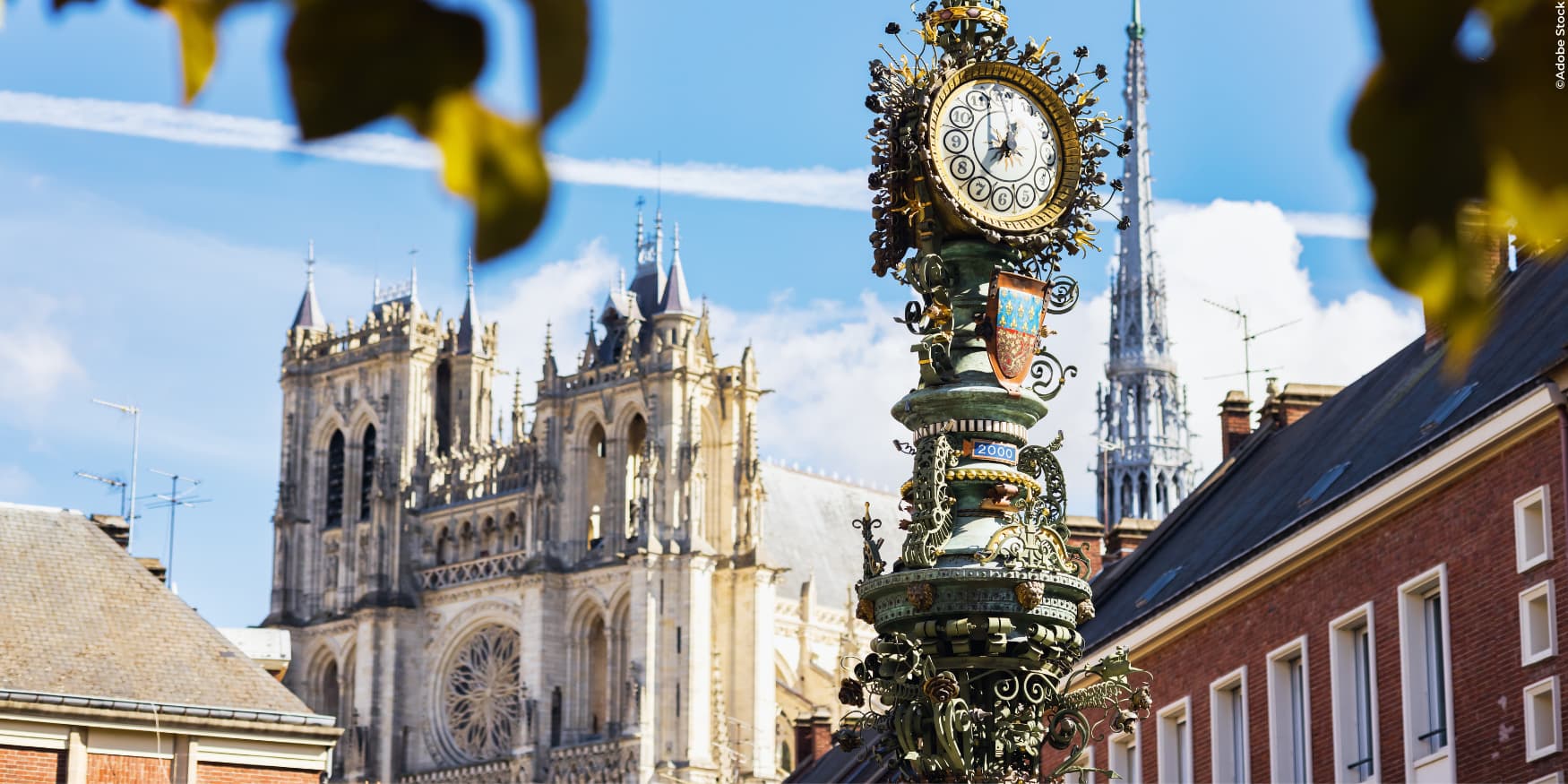 de historische straatklok met op de achtergrond de beroemde Kathedraal van Amiens in Frankrijk