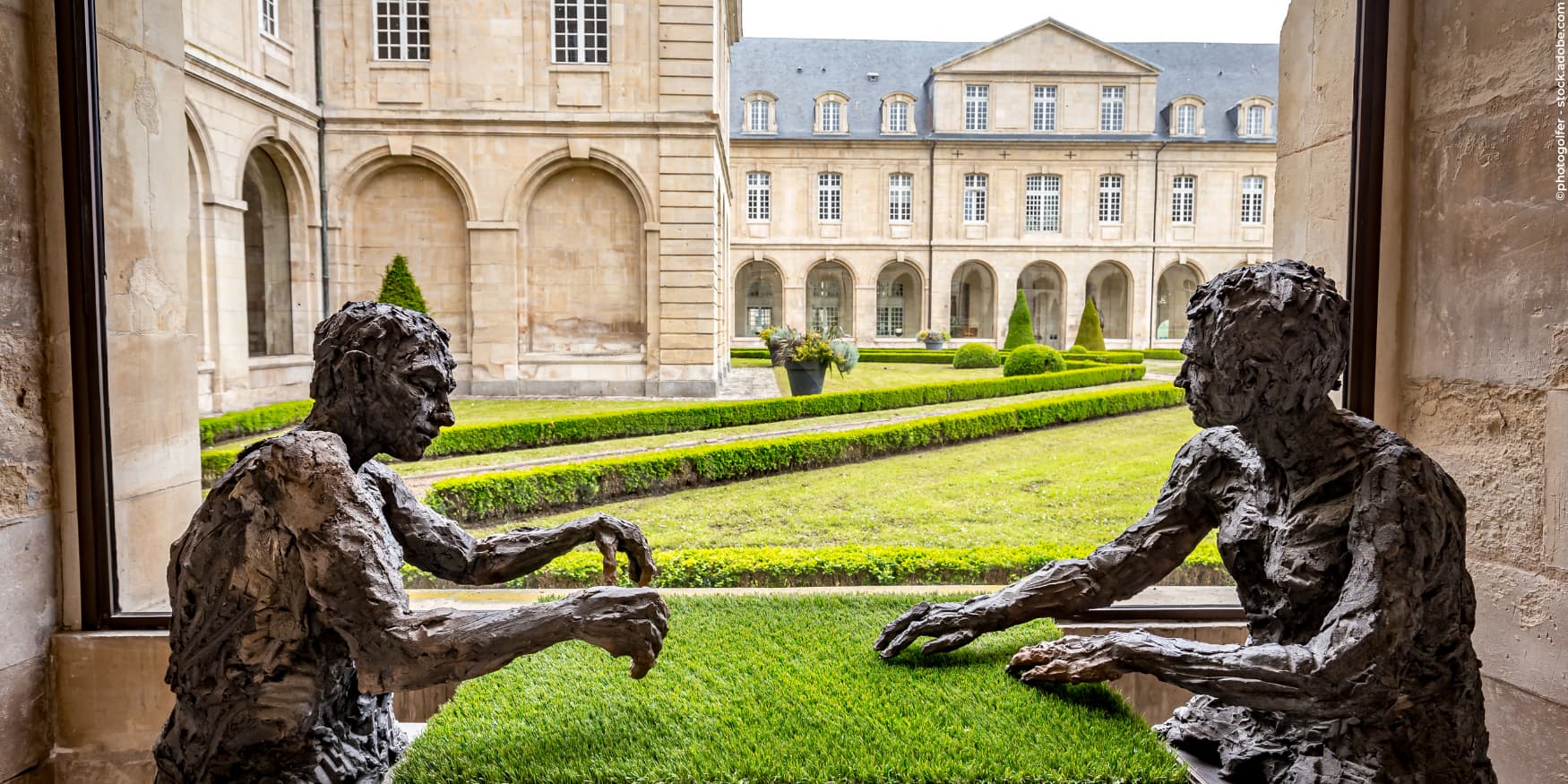 tuin met beelden in de Abbaye aux Dames in Caen, Frankrijk