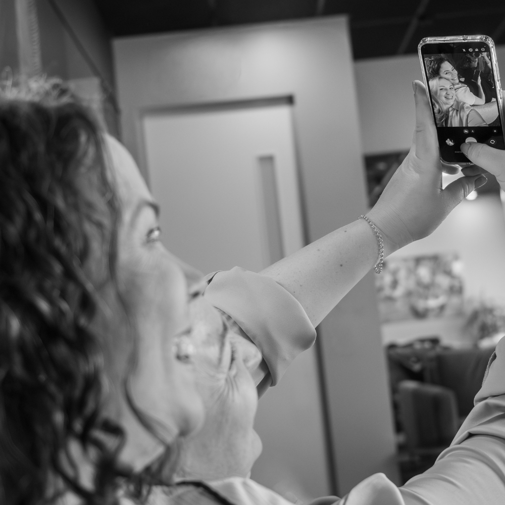 Toyah & Marianne taking a selfie