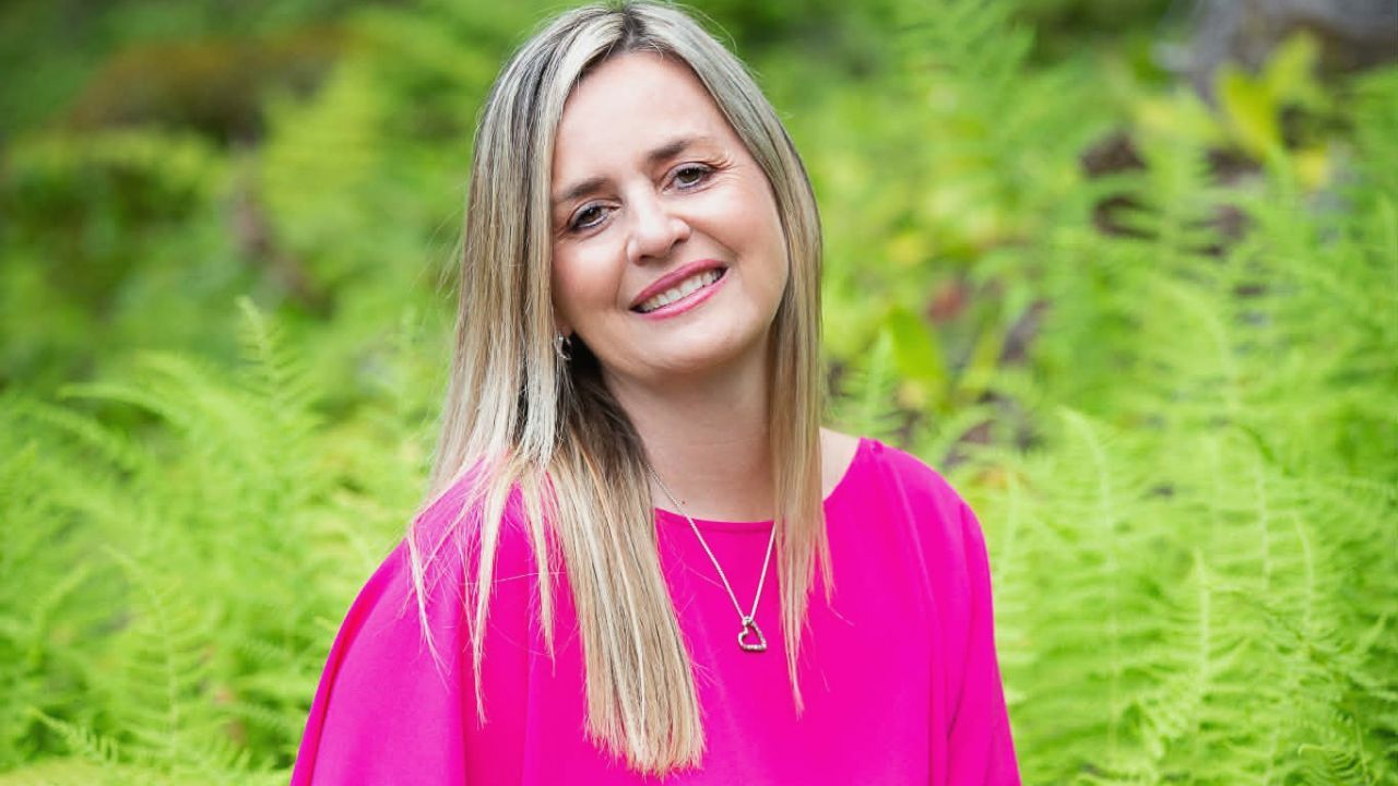 Portrait Professionnel de Martine Bélanger souriante lors d'une retraite Juste Un Pas, la mise en pratique des outils (Coaching Bio-Reset avec Louise Carmel.)