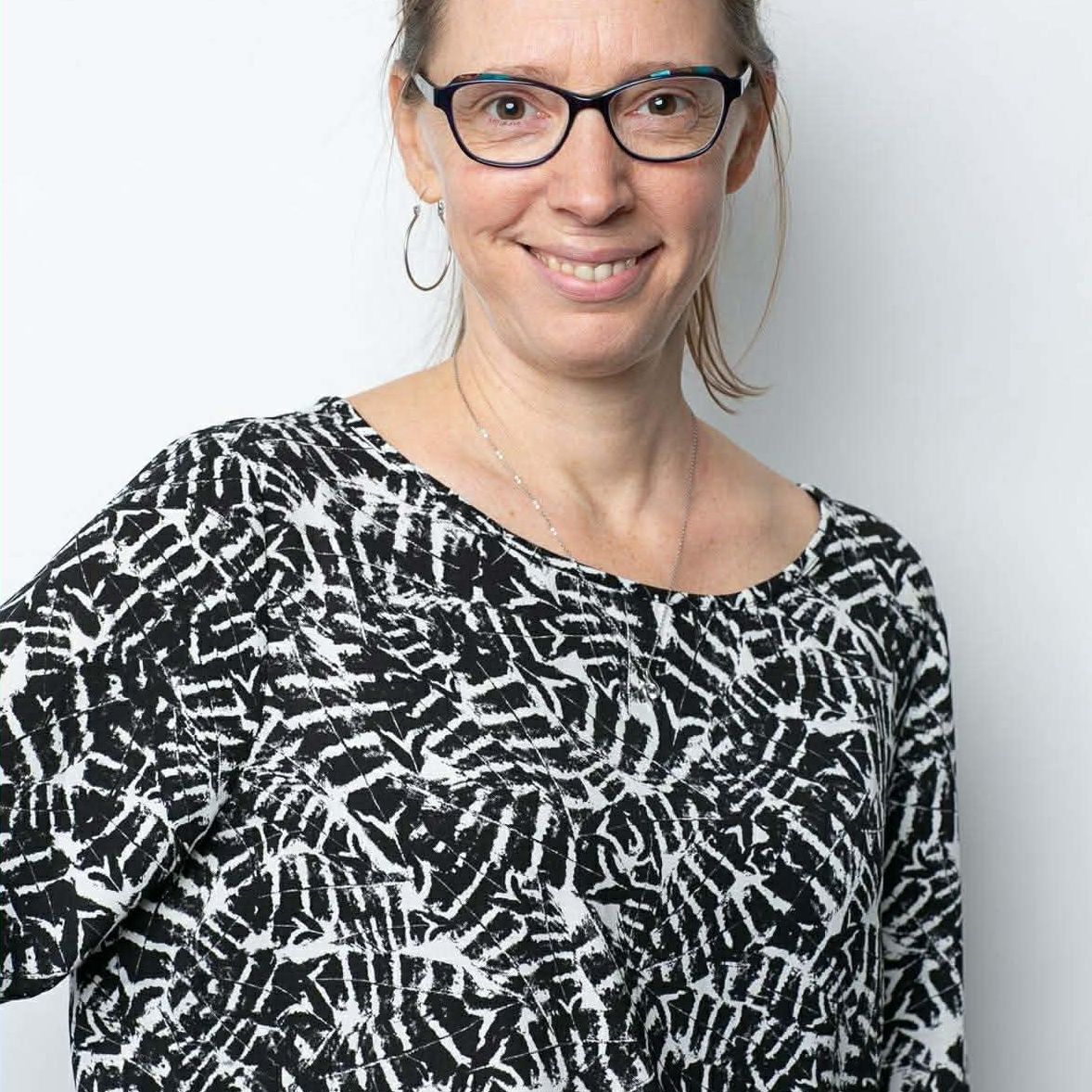 Portrait de Louise Carmel rayonnante, illustrant la synergie entre le mouvement conscient et l'architecture neurologique de MANIC.