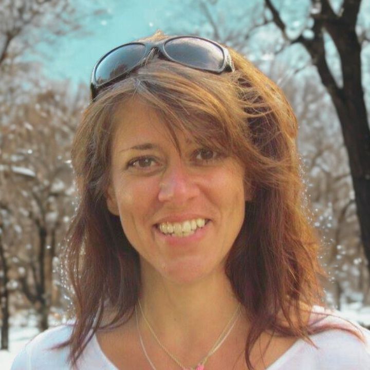 Portrait dynamique de Nancy Bélanger, témoignant de l'impact des fréquences et des outils de réflexion de la méthode MANIC.