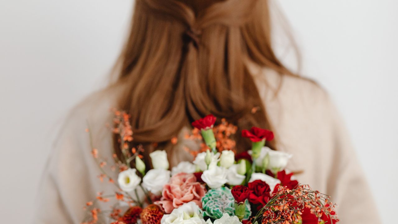 Portrait professionnel et inspirant de Mandy Henry, illustrant la confiance et le passage à l'action grâce au Coachin (Bio-Reset) avec MANIC.