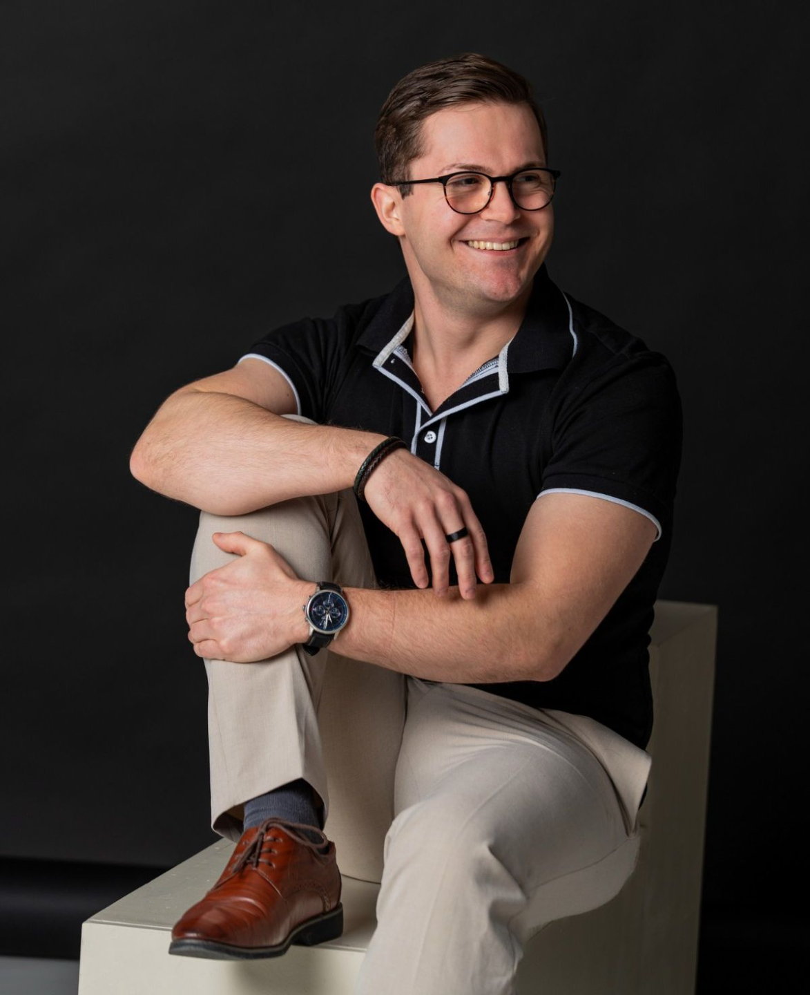 Erich Lirzer, Marketing- und Sales-Coach lächelnd, sitzend