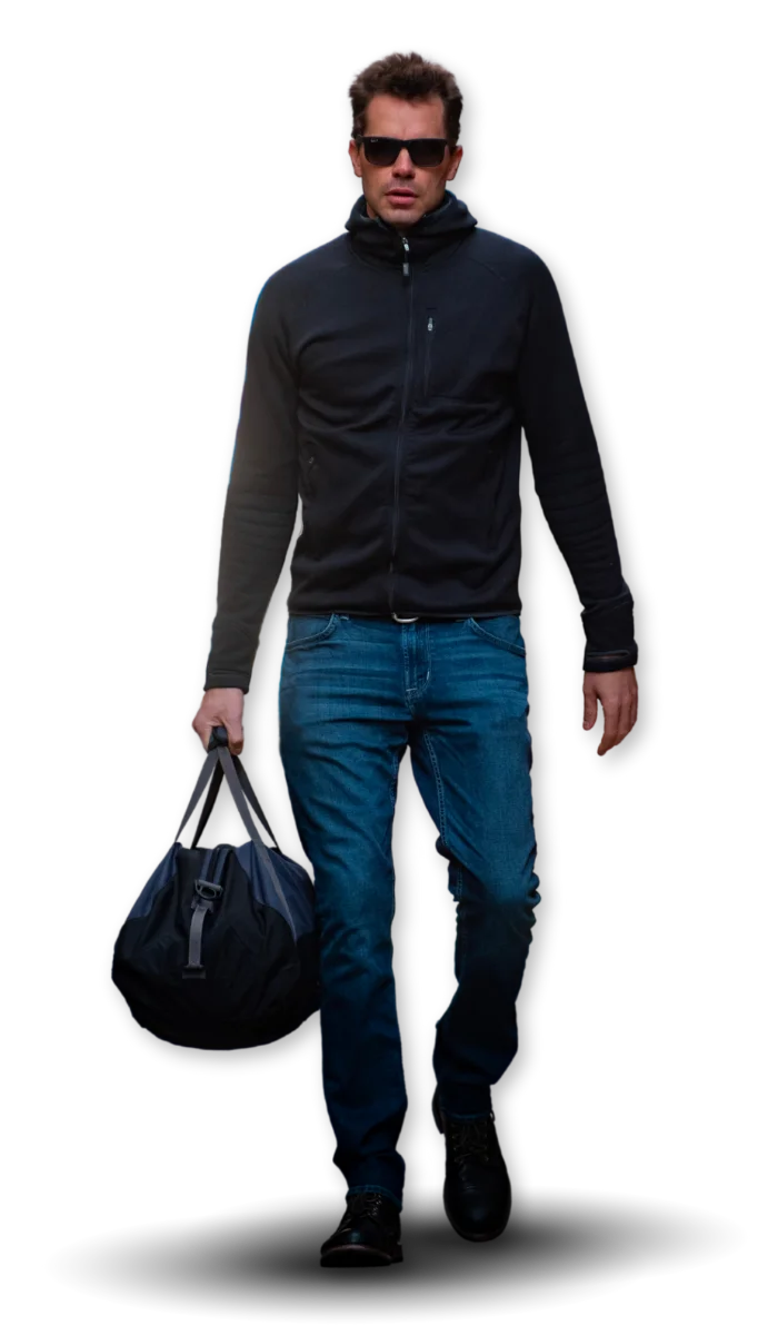 Eric Canori, consultant for high-peformers, leaders and entrpreneurs walking with a bag in his hand