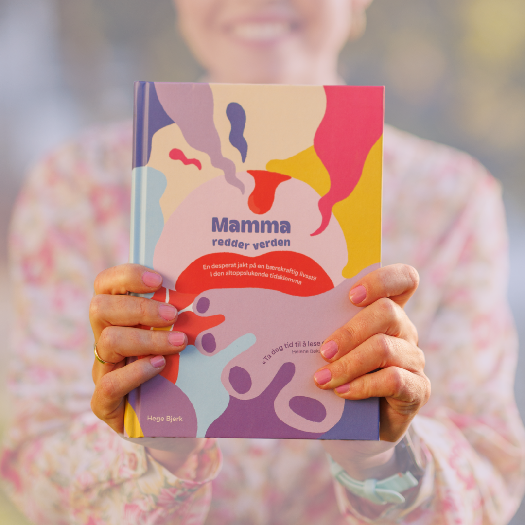 Bilde av forfatter som viser frem boken