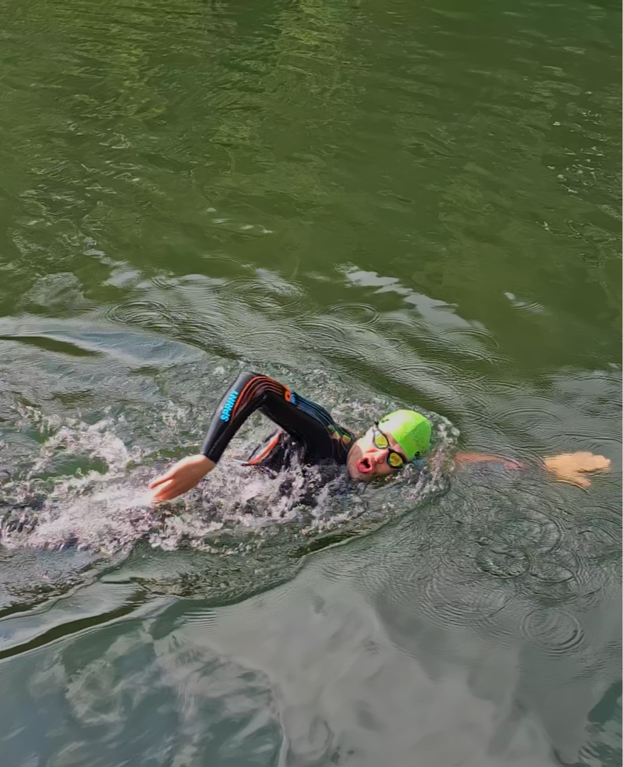 Avovesiuinti suunnistamisessa katsotaan eteenpäin. Vapaauinnin tekniikassa toisen käden tulee malttaa edessä jotta suunnistustuksessa nouseva pää saa vastavoiman ja tuen