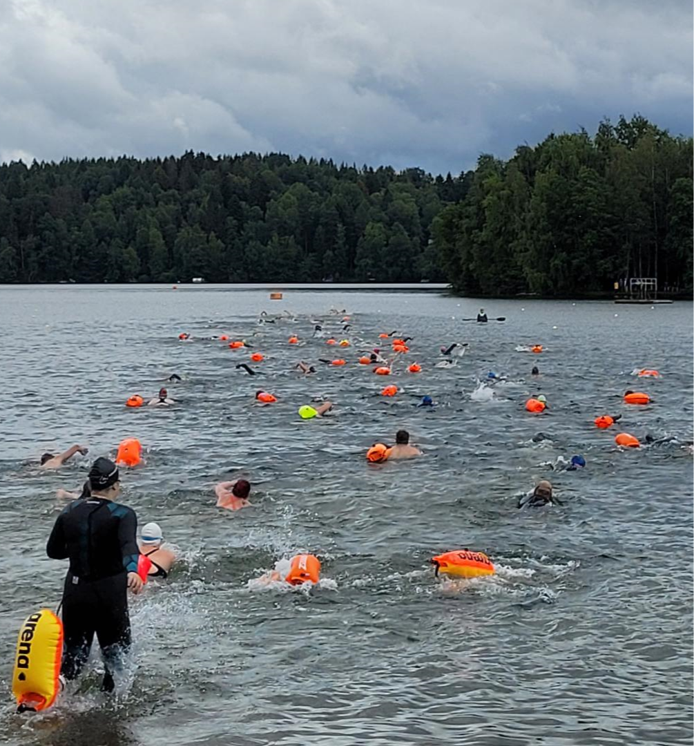 Avovesiuinti suunnistamisessa katsotaan eteenpäin. Vapaauinnin tekniikassa toisen käden tulee malttaa edessä jotta suunnistustuksessa nouseva pää saa vastavoiman ja tuen