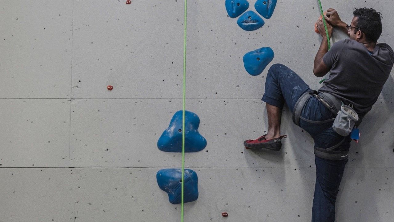 Ascension relationnelle. MANIC_Rise_hero.grimpe