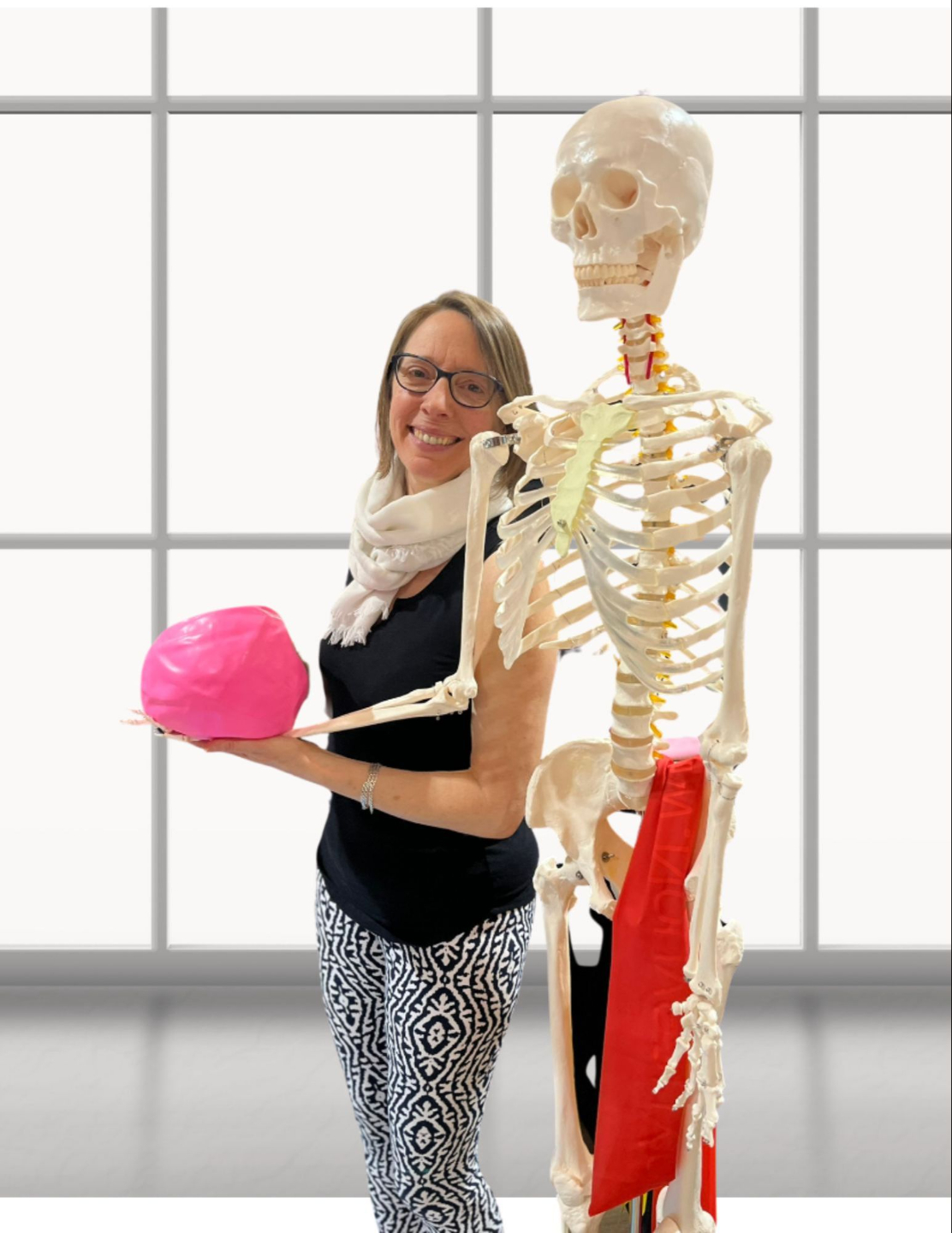 Louise Carmel, Experte en Yoga somatique et Système nerveux se tenant débout à côté d'un squelette (surnommé Oslo)