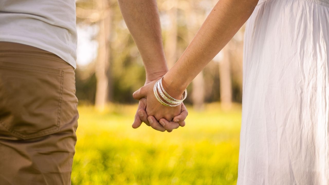 COUPLE AMOUREUX l'harmonie totale.main dans la main.jpg